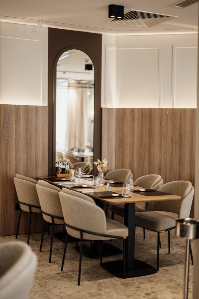 Salle à manger moderne, bois et lumière — photo d'illustration du métier, pas une photo de la salle réelle